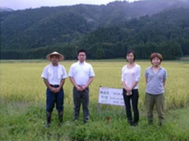 飯田さん（左端）、河原さん（その右）とへんこスタッフ