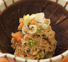 ごまパウダー（ゴマプードル）をおからに混ぜている状態