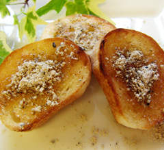 トーストにごまパウダー（ゴマプードル）をかけた状態