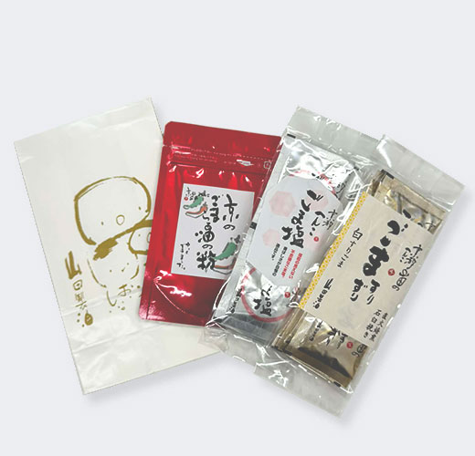 小袋商品を紙袋に入れて